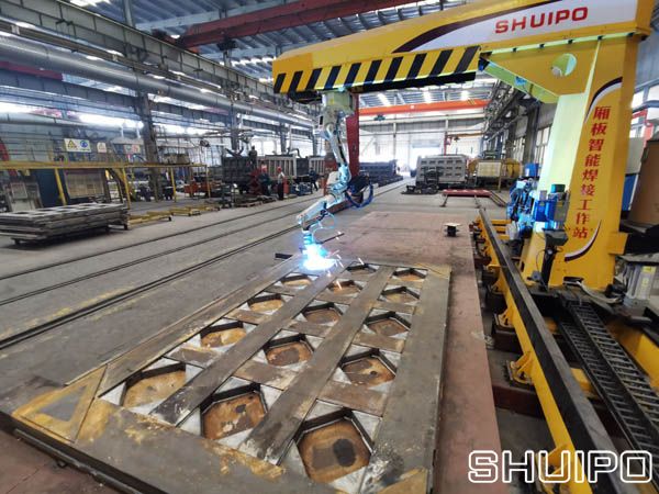 Compartments board intelligent welding robot